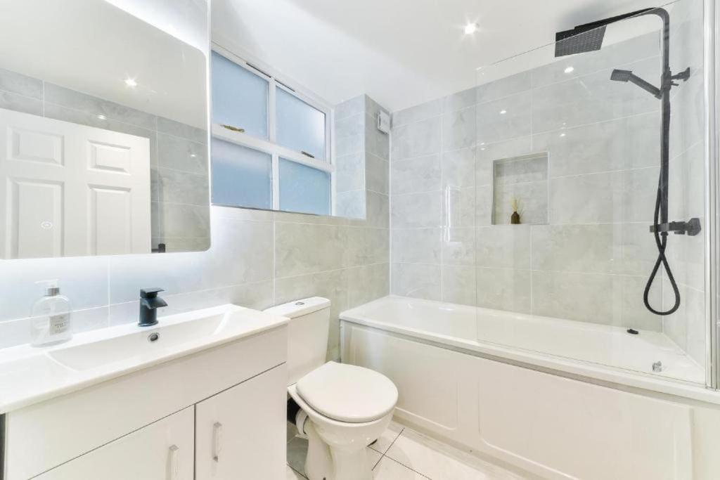 Greater London, 1 Bed London Flat, Parking, Nr Metro Stations, 15Mins To London Appartement Buitenkant foto