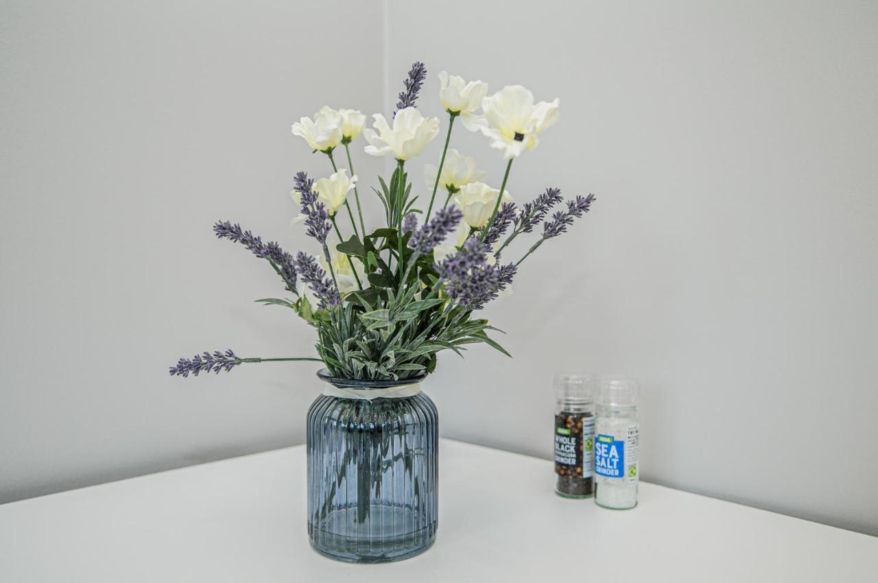 Greater London, 1 Bed London Flat, Parking, Nr Metro Stations, 15Mins To London Appartement Buitenkant foto