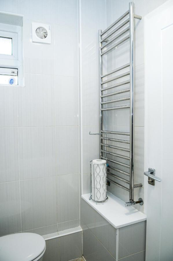 Greater London, 1 Bed London Flat, Parking, Nr Metro Stations, 15Mins To London Appartement Buitenkant foto